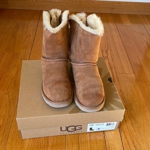 Chestnut bow Uggs